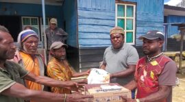 Penyerahan bantuan bama oleh Pimpinan Gereja Katolik Dekenat Moni-Puncak, P.Yance Yogi, Pr. Kepada Umat dari kampung Jomba,Senin,(27/11) di halaman rumah Pastoran Bilogai/foto.Kalis