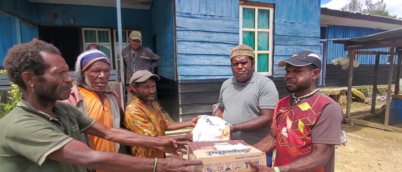 Penyerahan bantuan bama oleh Pimpinan Gereja Katolik Dekenat Moni-Puncak, P.Yance Yogi, Pr. Kepada Umat dari kampung Jomba,Senin,(27/11) di halaman rumah Pastoran Bilogai/foto.Kalis