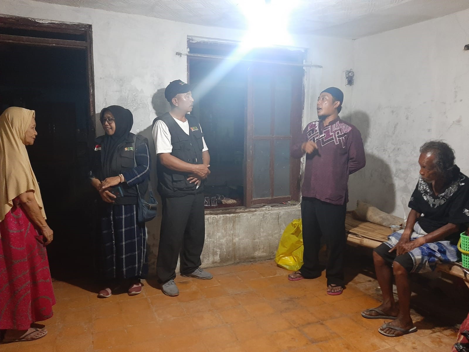 Foto Pengurus Laznas BMH Jawa Timur Gerai Malang bersama pasien ODGJ dan Keluarga