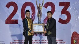 Kepala SMK Maarif 1 Semaka saat Menerima Penghargaan di Savoy Hotel, Bandung.