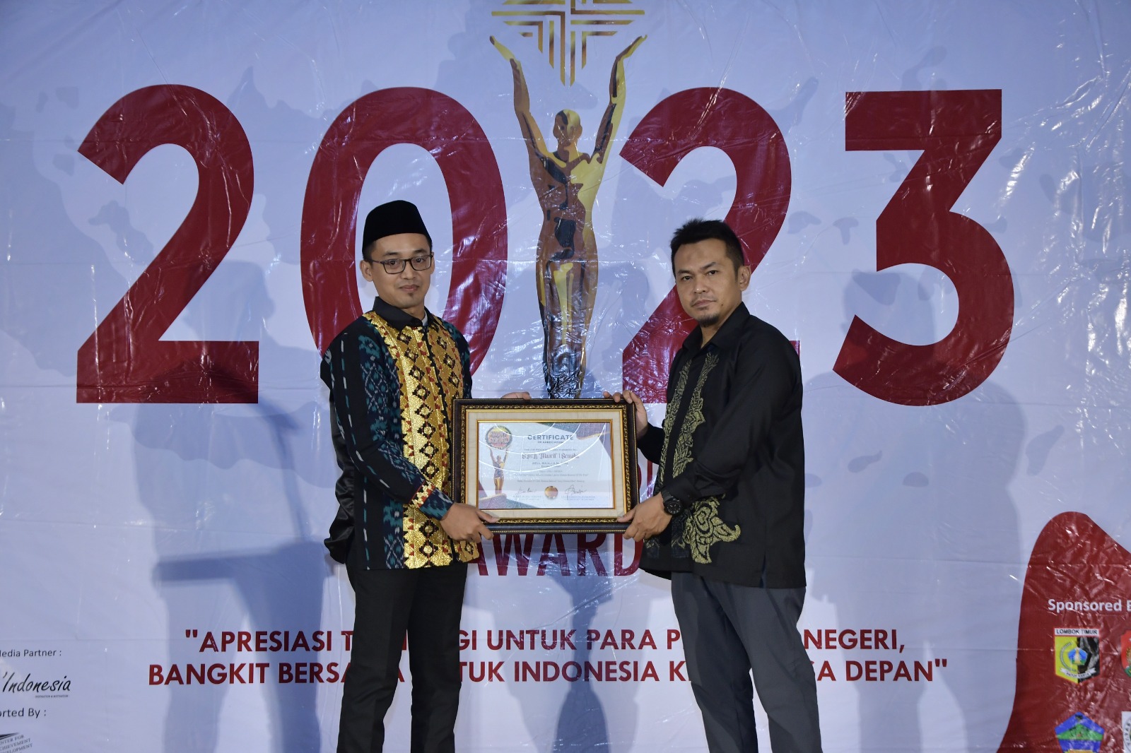 Kepala SMK Maarif 1 Semaka saat Menerima Penghargaan di Savoy Hotel, Bandung.