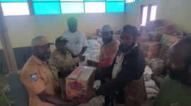 Kepala Dinas Ketahanan Pangan Kabupaten Intan Jaya, Paskalis Weya didampingi Kepala Distrik Sugapa, Misael Sondegau memberikan bantuan Bama secara simbolis kepada masyarakat yang diwakili oleh pihak gereja Selasa, [12/12/2023] di aula Paroki Bilogai, Sugapa