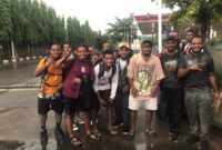 Ket: Foto Bersama Sebelum Naik Bus,Terminal Rambutan Jakarta | Foto: Oscar Ugipa Suara Utama 