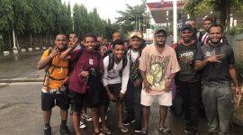 Ket: Foto Bersama Sebelum Naik Bus,Terminal Rambutan Jakarta | Foto: Oscar Ugipa Suara Utama 