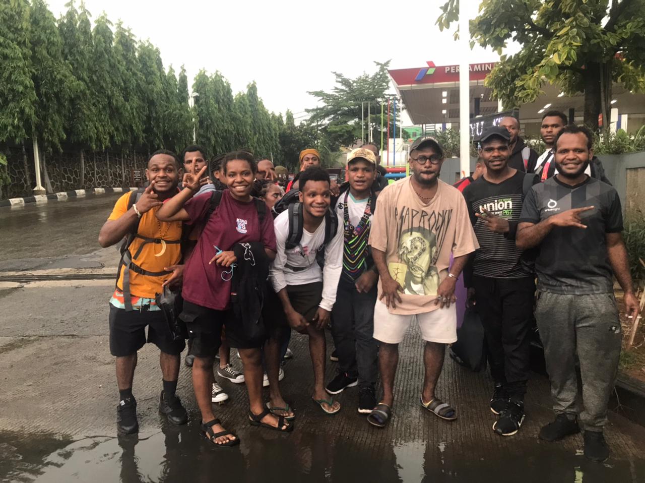 Ket: Foto Bersama Sebelum Naik Bus,Terminal Rambutan Jakarta | Foto: Oscar Ugipa Suara Utama 