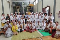 Doa bersama Dirjen Bimas Hindu Kemenag RI dengan umat dalam rangka Pujawali ke 17 Pura Husada Wira Utama RSPAD Gatot Soebroto Jakarta Pusat (03/01/2024) (Foto: Idewa Adiyadnya/ Redaksi Suara Utama)