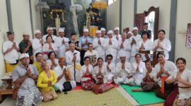 Doa bersama Dirjen Bimas Hindu Kemenag RI dengan umat dalam rangka Pujawali ke 17 Pura Husada Wira Utama RSPAD Gatot Soebroto Jakarta Pusat (03/01/2024) (Foto: Idewa Adiyadnya/ Redaksi Suara Utama)