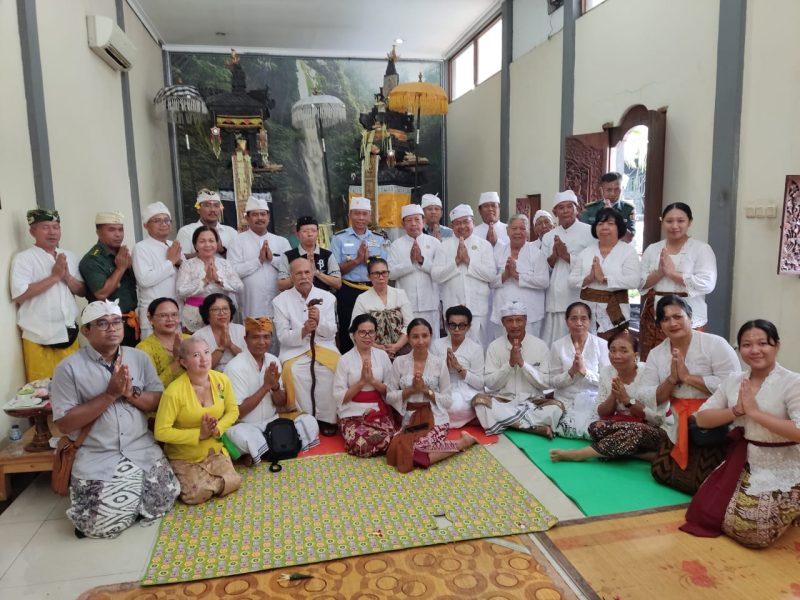 Doa bersama Dirjen Bimas Hindu Kemenag RI dengan umat dalam rangka Pujawali ke 17 Pura Husada Wira Utama RSPAD Gatot Soebroto Jakarta Pusat (03/01/2024) (Foto: Idewa Adiyadnya/ Redaksi Suara Utama)