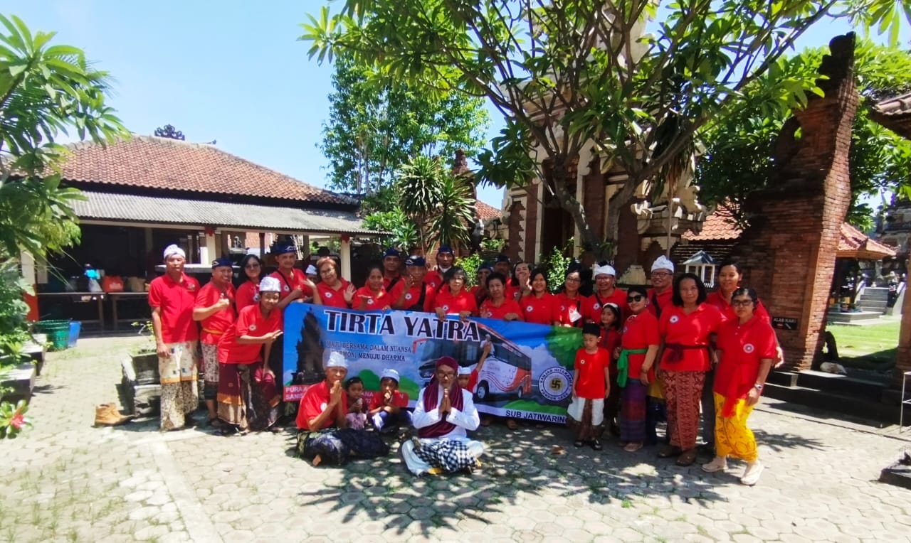 Warga SB Jatiwaringin Banjar Hitakarma Pondok Gede melaksanakan tirta yatra di Pura Agung Jati Pramana Kota Cirebon yang menakjubkan (06/01/2024) (Foto: Idewa Adiyadnya/ Redaksi Suara Utama)