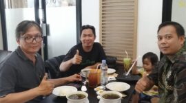 Silaturahmi Pemred Pers Bhayangkara dan Suara Utama di Soerabaja Cafe. FOTO: Mas Andre/Kusnandar (SUARA UTAMA)