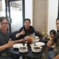 Silaturahmi Pemred Pers Bhayangkara dan Suara Utama di Soerabaja Cafe. FOTO: Mas Andre/Kusnandar (SUARA UTAMA)