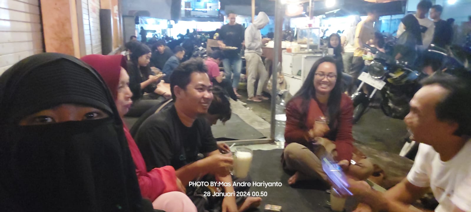 Nyusu Bareng di Warung Susu Anget Pacet Mojokerto Jawa Timur. FOTO: Keluarga Besar Mas Andre Hariyanto (SUARA UTAMA)