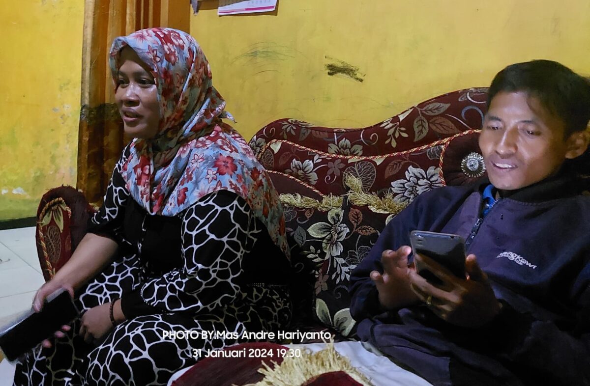 Silaturahmi trainer dan Jurnalis muda Mas Andre Hariyanto kepada relawan Rumah Makan Rakyat Kepanjen Malang Ibu Yuyun Susanti. FOTO: Aisyah Putri Widodo (SUARA UTAMA)