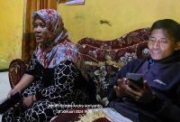Silaturahmi trainer dan Jurnalis muda Mas Andre Hariyanto kepada relawan Rumah Makan Rakyat Kepanjen Malang Ibu Yuyun Susanti. FOTO: Aisyah Putri Widodo (SUARA UTAMA)