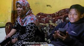 Silaturahmi trainer dan Jurnalis muda Mas Andre Hariyanto kepada relawan Rumah Makan Rakyat Kepanjen Malang Ibu Yuyun Susanti. FOTO: Aisyah Putri Widodo (SUARA UTAMA)