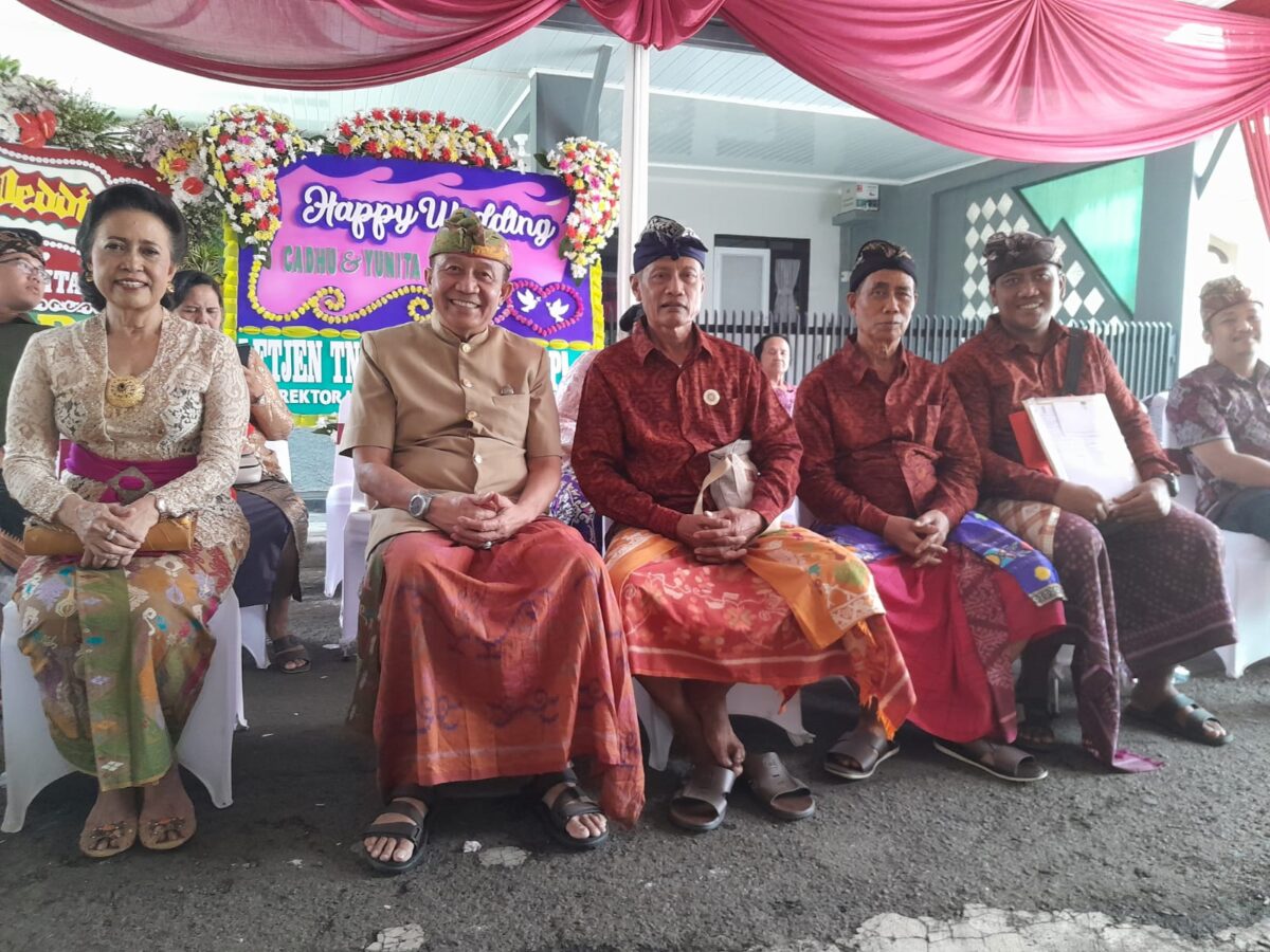 Ketua Umum PHDI Pusat Mayjen TNI (Purn.) Wisnu Bawa Tenaya didampingi oleh jajaran pengurus Paruman Walaka dan Pengurus Harian PHDI Kota Bekasi pada tanggal 17 Januari 2024 (Foto: Idewa Adiyadnya/ Redaksi Suara Utama)