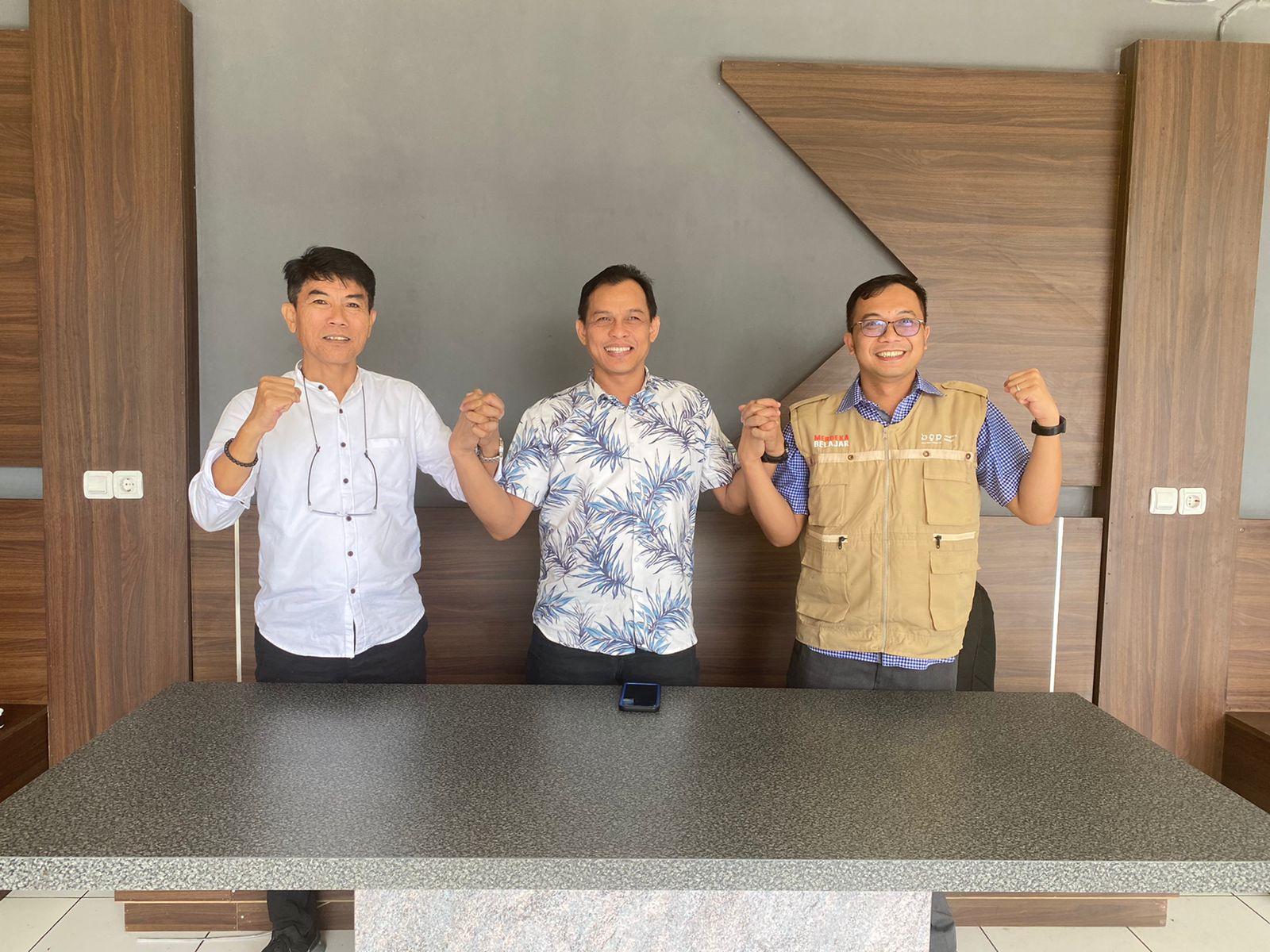 Bermitra Direktur LPK LOA yaitu Ir. Avifi Arka, M.M., Ph.D. diapit oleh Ketua Lembaga Sertifikasi Profesi Kompeten Hipnotis Indonesia (LSP KHI) yaitu Riswan Ekananta, S.E.,M.B.A.(kiri), bersama dengan Sekretaris Umum Dewan Pengurus Nasional (DPN) KITA IHC yaitu I Dewa Gede Sayang Adi Yadnya, S.E., M.Akt., M.M. (kanan). (Foto: Idewa Adiyadnya/ Redaksi Suara Utama).