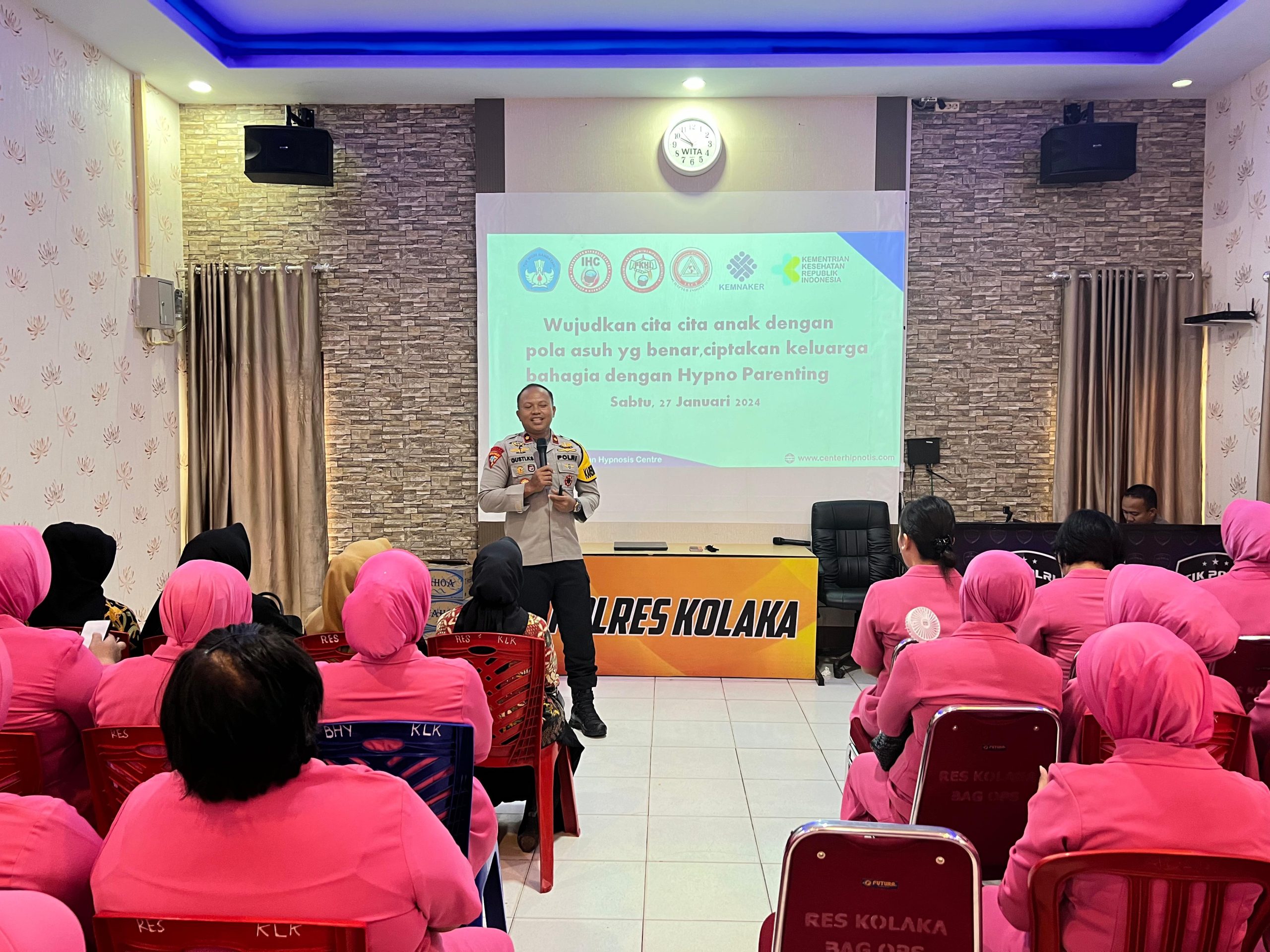 Para peserta sangat antusias menyimak sharing hipnoparenting dari  narasumber Dr. Gusti Komang Sulastra yang juga adalah Kabag Ops. Polres Kolaka. (27/01/2024) (Berita: Idewa Adiyadnya/ Redaksi Suara Utama)