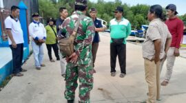 Jajaran Pengurus PHDI Kota Bekasi yang dipimpin langsung Letnan Kolonel (Purn.) I Gusti Made Ruditha, S.IP., S.H., M.H. berkoordinasi dengan TNI dan pengelola kawasaan setempat saat survey guna rencanakan aksi bersih-bersih Pantai Segara Jaya di Kabupaten Bekasi. (23/01/2024). (Foto: Idewa Adiyadnya/ Redaksi Suara Utama).