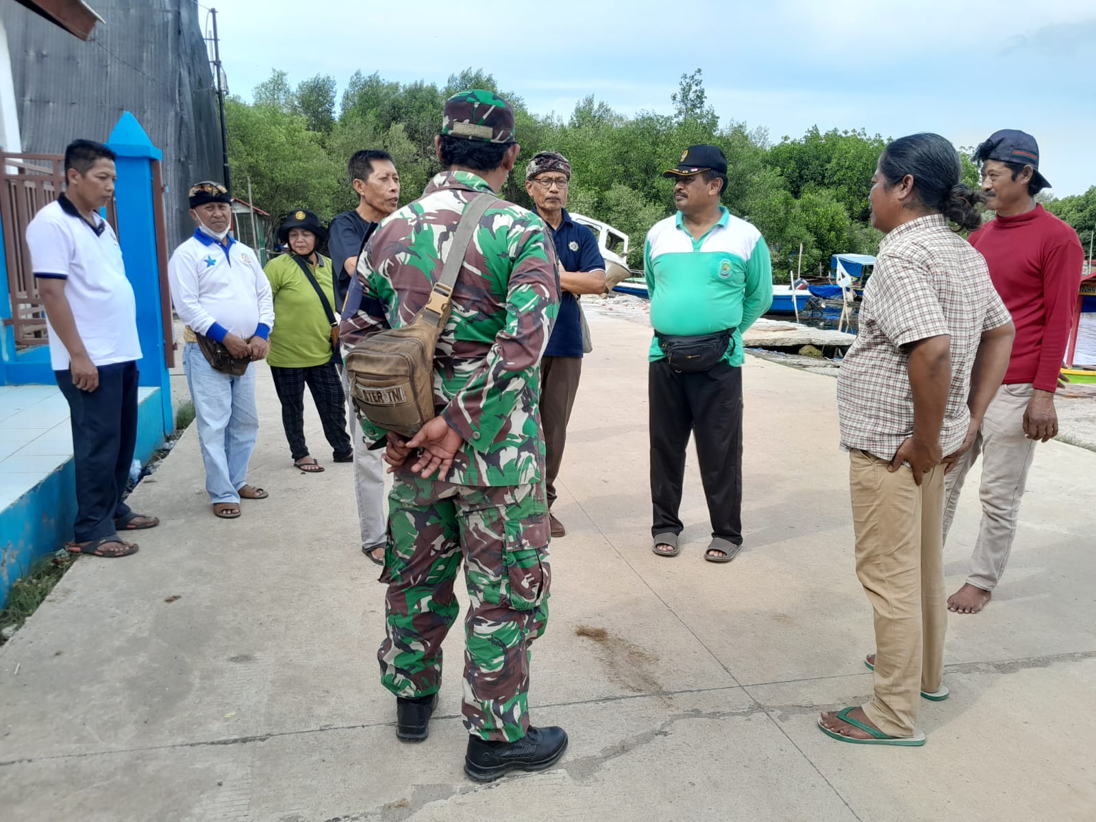 Jajaran Pengurus PHDI Kota Bekasi yang dipimpin langsung Letnan Kolonel (Purn.) I Gusti Made Ruditha, S.IP., S.H., M.H. berkoordinasi dengan TNI dan pengelola kawasaan setempat saat survey guna rencanakan aksi bersih-bersih Pantai Segara Jaya di Kabupaten Bekasi. (23/01/2024). (Foto: Idewa Adiyadnya/ Redaksi Suara Utama).