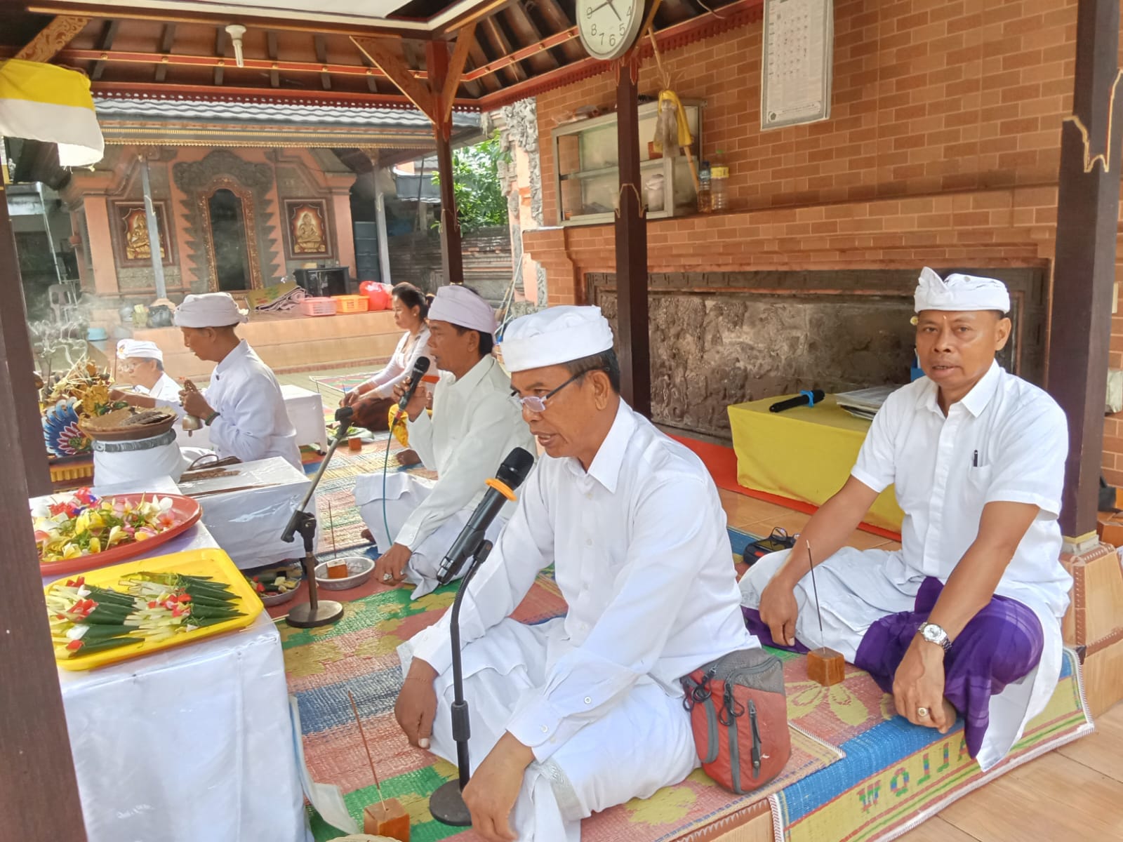 Manggala (pemimpin) upacara umat Hindu memandu pelaksanaan persembahyangan bersama Siwaratri dan Dharma Tula di Pura Penataran Agung Kerthabumi Taman Mini Indonesia Indah (09/01/2024) (Foto: Idewa Adiyadnya/ Redaksi Suara Utama)