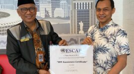 Direktur Indonesian Hypnosis Centre (IHC) yaitu Ir. Avifi Arka, M.M., Ph.D. ketika menerima Sertifikat bermitra dari United Nations Economic and Social Comission for Asia and the Pacific (UNESCAP). (Foto: Idewa Adiyadnya/ Redaksi Suara Utama).