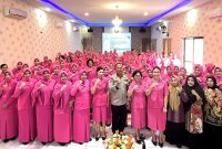 Trainer handal dari LKP Indonesian Hypnosis Centre (IHC) yaitu Komisaris Polisi Dr. Gusti Komang Sulastra, S.H., M.H., menyampaikan sharing tentang Hypnoparenting kepada para ibu Bhayangkari Polres Kolaka. (27/01/2024) (Berita: Idewa Adiyadnya/ Redaksi Suara Utama)