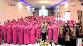 Trainer handal dari LKP Indonesian Hypnosis Centre (IHC) yaitu Komisaris Polisi Dr. Gusti Komang Sulastra, S.H., M.H., menyampaikan sharing tentang Hypnoparenting kepada para ibu Bhayangkari Polres Kolaka. (27/01/2024) (Berita: Idewa Adiyadnya/ Redaksi Suara Utama)