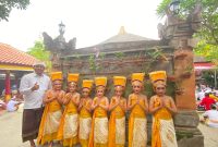 Persembahan Tari Rejang Dewa oleh siswa Sekolah Dasar Pasraman Tirta Bhuana Kota Bekasi pada kegiatan Pujawali PATB ke-58 (Foto: Istimewa)