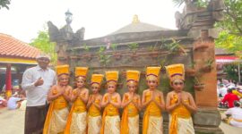 Persembahan Tari Rejang Dewa oleh siswa Sekolah Dasar Pasraman Tirta Bhuana Kota Bekasi pada kegiatan Pujawali PATB ke-58 (Foto: Istimewa)