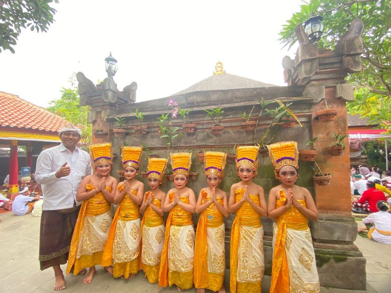 Persembahan Tari Rejang Dewa oleh siswa Sekolah Dasar Pasraman Tirta Bhuana Kota Bekasi pada kegiatan Pujawali PATB ke-58 (Foto: Istimewa)