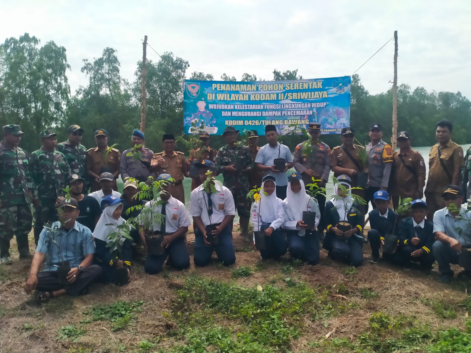 Kodim 0426/Tulang Bawang, melalui Koramil 426-03 Rawajitu, menyelenggarakan kegiatan penanaman 100 batang pohon (15/01/2024)