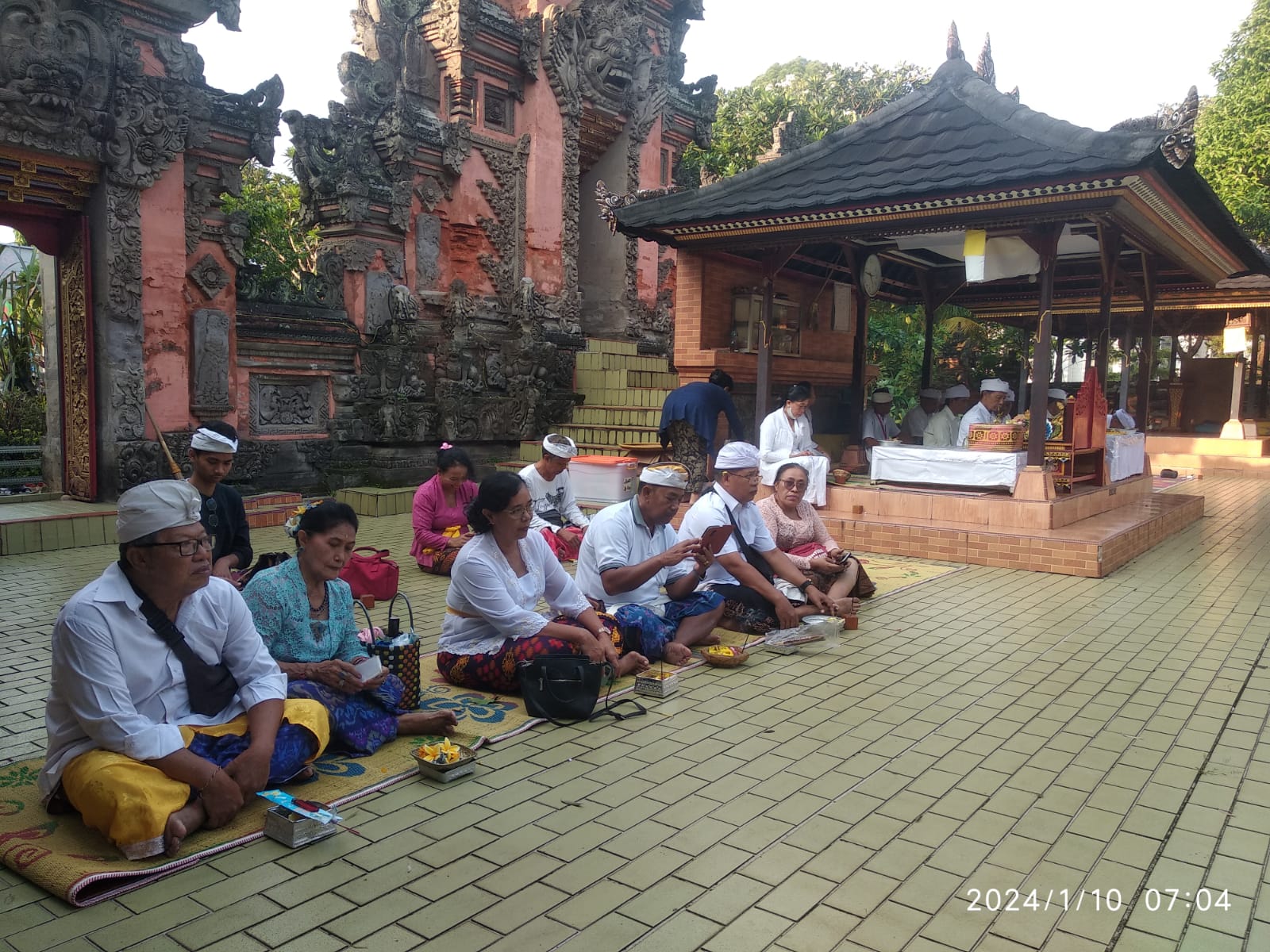 Berlangsung khusyuk, rangkaian acarian perayaan Siwaratri di Pura Penataran Agung Kerthabumi Taman Mini Indonesia Indah berlangsung hingga keesokan pagi-nya, diakhiri dengan ngelebar brata Siwaratri (10/01/2024) (Foto: Idewa Adiyadnya/ Redaksi Suara Utama)