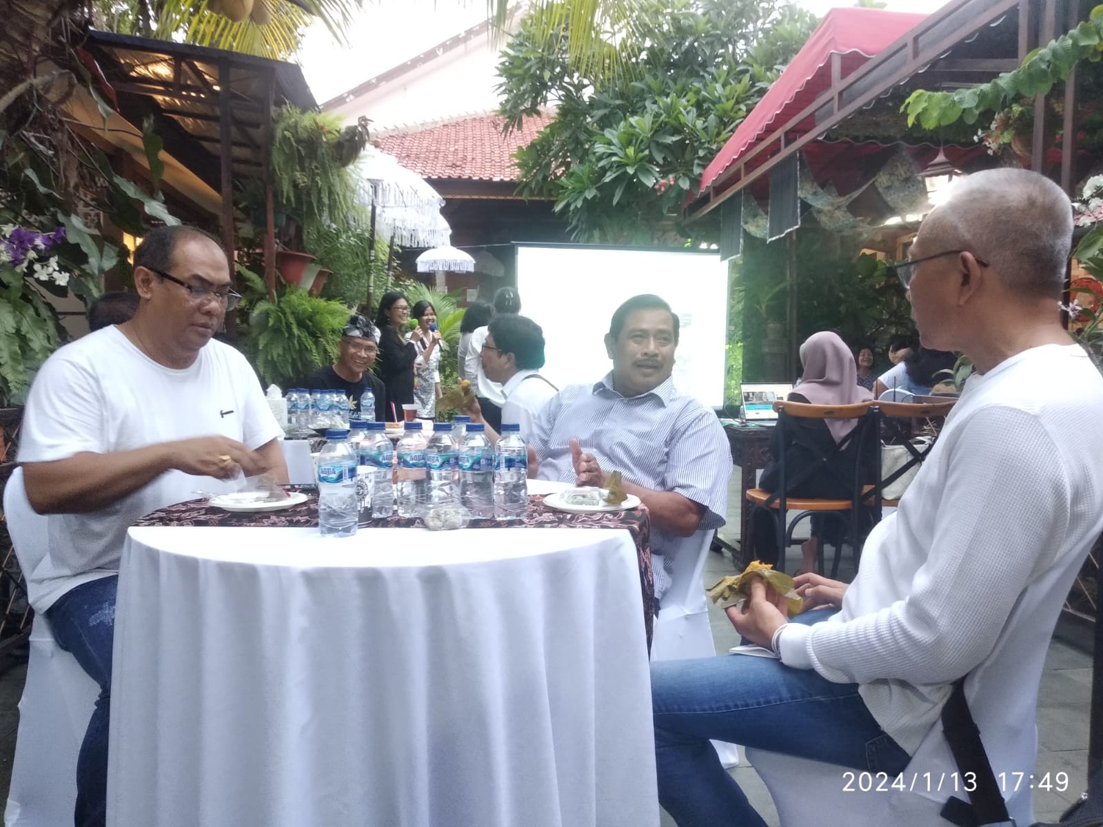 Sesepuh PERMATA yaitu I Gusti Made Ruditha turut hadir di Nadya Salon Jatibening Bekasi memotivasi untuk menjadikan pesemetonan semakin sukses guyub dan eksis. (Foto: Istimewa, Berita: Idewa Adiyadnya/ Redaksi Suara Utama).