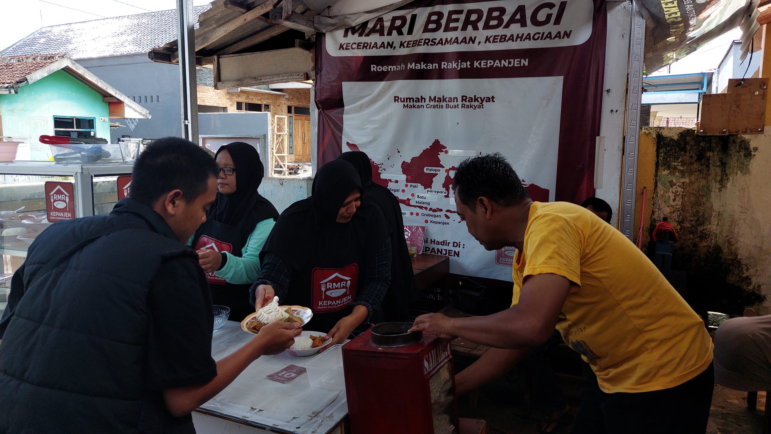 Silaturahmi Mas Andre Hariyanto Youtuber AR CoGan bersama Keluarga Besar di Roemah Makan Rakjat (RMR) Kepanjen Malang. FOTO: Aisyah Putri Widodo (SUARA UTAMA)