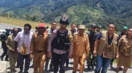 Pj Bupati Intan Jaya, Apolos Bagau, S.T mendampingi Kepala Bidang Deputi Penangganan Darurat BNPB RI, Mayjen TNI Fajar Setyawan, S.IP  bersama tim dalam kunjungan penyaluran bantuan bagi masyarakat dampak longsor di Intan Jaya, Papua Tengah,Senin , [12/02/2024]/foto: Ist