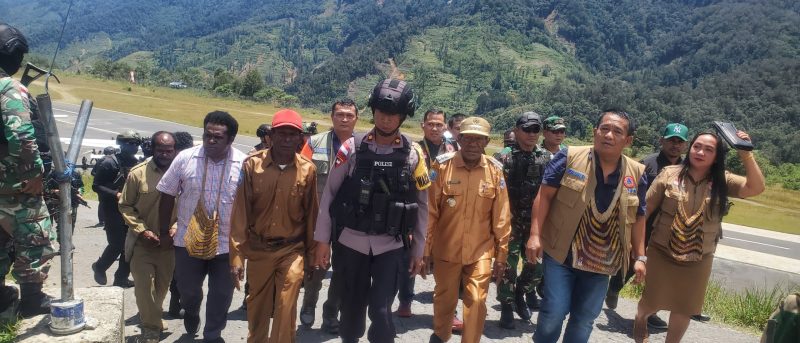 Pj Bupati Intan Jaya, Apolos Bagau, S.T mendampingi Kepala Bidang Deputi Penangganan Darurat BNPB RI, Mayjen TNI Fajar Setyawan, S.IP  bersama tim dalam kunjungan penyaluran bantuan bagi masyarakat dampak longsor di Intan Jaya, Papua Tengah,Senin , [12/02/2024]/foto: Ist