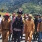 Pj Bupati Intan Jaya, Apolos Bagau, S.T mendampingi Kepala Bidang Deputi Penangganan Darurat BNPB RI, Mayjen TNI Fajar Setyawan, S.IP  bersama tim dalam kunjungan penyaluran bantuan bagi masyarakat dampak longsor di Intan Jaya, Papua Tengah,Senin , [12/02/2024]/foto: Ist