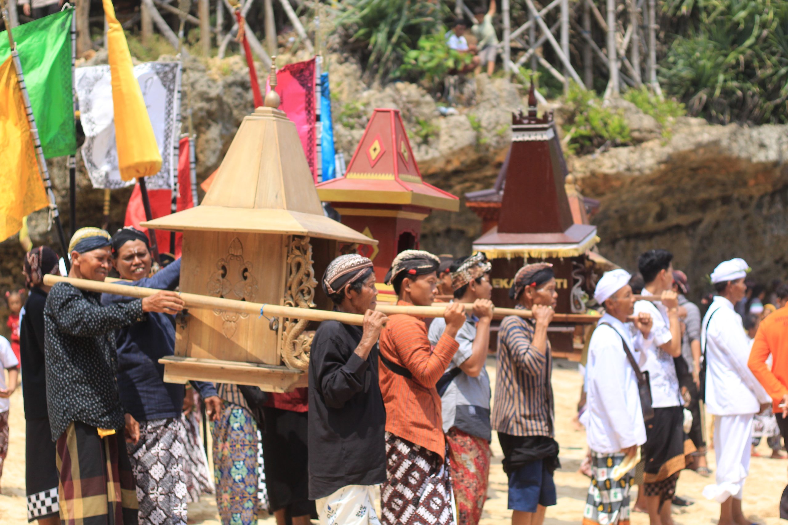 Garebeg Gunungan penutup rangkaian prosesi melasti 2024 di Pantai Ngobaran Gunungkidul. (24/02/2024). (Berita: Idewa Adiyadnya/ Redaksi Suara Utama) 