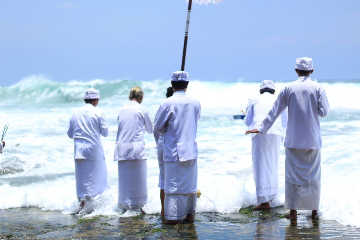 Umat Hindu melaksanakan prosesi melasti di Pantai Ngobaran Gunungkidul. (24/02/2024). (Berita: Idewa Adiyadnya/ Redaksi Suara Utama)