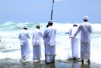 Umat Hindu melaksanakan prosesi melasti di Pantai Ngobaran Gunungkidul. (24/02/2024). (Berita: Idewa Adiyadnya/ Redaksi Suara Utama)