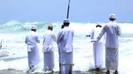 Umat Hindu melaksanakan prosesi melasti di Pantai Ngobaran Gunungkidul. (24/02/2024). (Berita: Idewa Adiyadnya/ Redaksi Suara Utama)