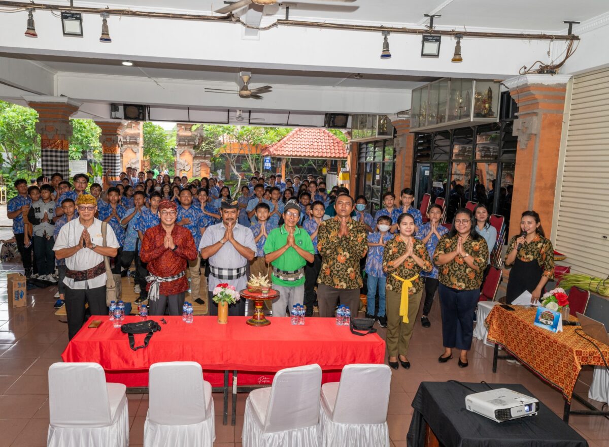 Ketua Panitia Nyepi 2024, Ketua PHDI Kota Bekasi, dan Ketua Pasraman Tirtha Bhuana berpose bersama peserta Pasraman Kilat. (18/02/2024) (Foto: Prana Putras, Berita: Idewa Adiyadnya/ Redaksi Suara Utama)
