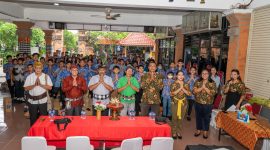 Ketua Panitia Nyepi 2024, Ketua PHDI Kota Bekasi, dan Ketua Pasraman Tirtha Bhuana berpose bersama peserta Pasraman Kilat. (18/02/2024) (Foto: Prana Putras, Berita: Idewa Adiyadnya/ Redaksi Suara Utama)