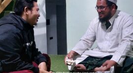 Ustadz Muntadziruzzaman AS memberikan buku Spirit Perjuangan Ustadz Abdullah Said Pendiri Hidayatullah kepada Mas Andre Hariyanto. FOTO: Dok. Internal Andre Rahmatullah (SUARA UTAMA)