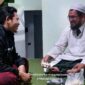 Ustadz Muntadziruzzaman AS memberikan buku Spirit Perjuangan Ustadz Abdullah Said Pendiri Hidayatullah kepada Mas Andre Hariyanto. FOTO: Dok. Internal Andre Rahmatullah (SUARA UTAMA)