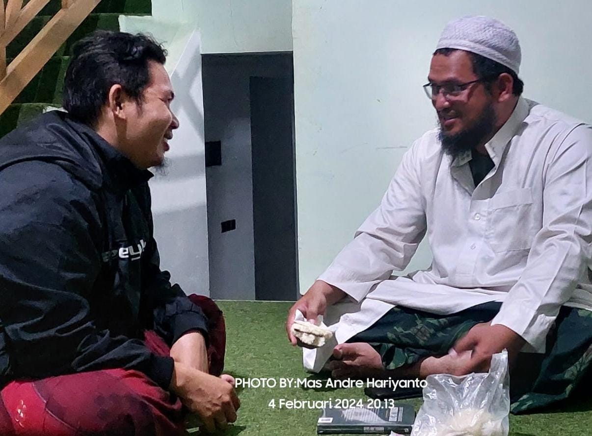 Ustadz Muntadziruzzaman AS memberikan buku Spirit Perjuangan Ustadz Abdullah Said Pendiri Hidayatullah kepada Mas Andre Hariyanto. FOTO: Dok. Internal Andre Rahmatullah (SUARA UTAMA)