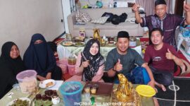 Ramah Tamah Keluarga Besar Nur Wahyudi dan Sri Murniati pasca Ibadah Umroh. FOTO: Dok. Mas Andre Hariyanto (SUARA UTAMA)