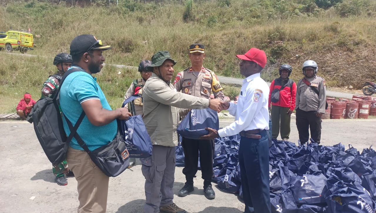 Penyerahan bantuan bama dari Pemprov. Kepala dinas sosial, Nenu Tabuni, M.Sos kepada Kepala BPBD Kabupaten Intan Jaya, Manfred Sondegau,S.Pd usai tiba di bandara Bilorai, Sugapa, Intan Jaya, Papua Tengah ,Kamis [08/02/2024]/foto.Ist