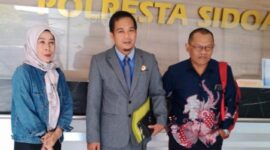 Kuasa Hukum Korban DVJ II Laporkan Developer ke SPKT Polresta Sidoarjo. FOTO: Dok. Internal. Kusnandar (SUARA UTAMA)